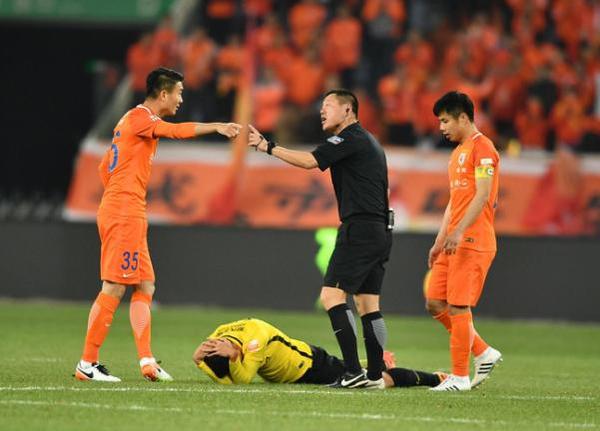 包含天津泰达在客场惨败江苏苏宁，积分榜位置下滑的词条