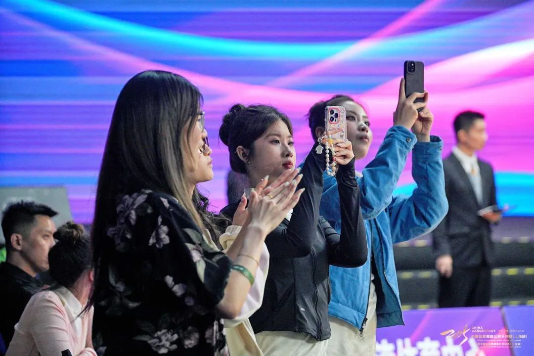 国际赛事中的精彩表现引发观众热烈情绪