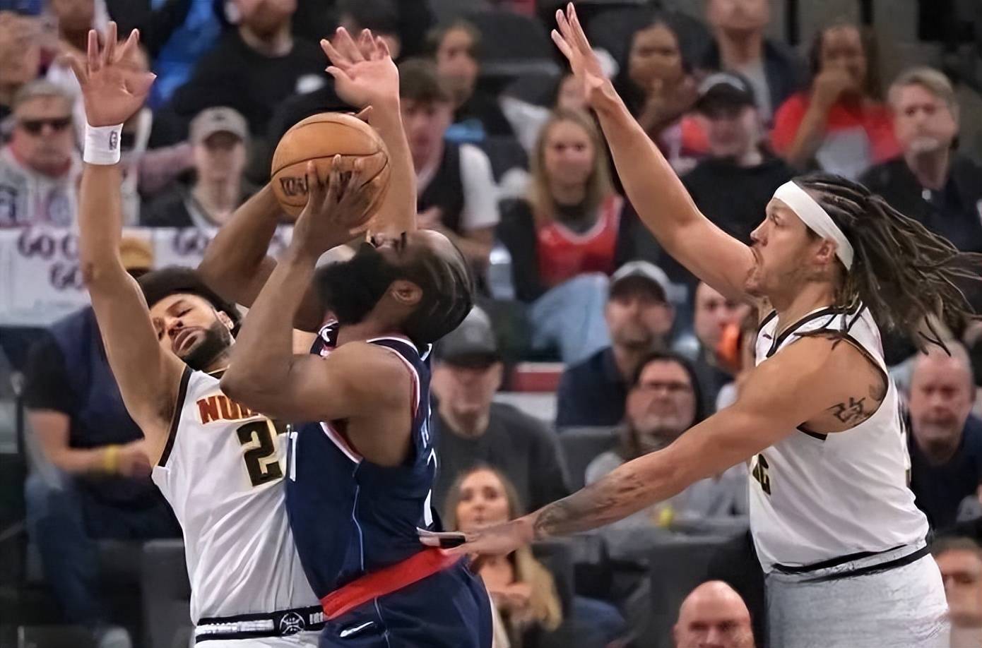 穆雷回归赛场，战术调整首场状态亮眼，皇家马德里观众沸腾！