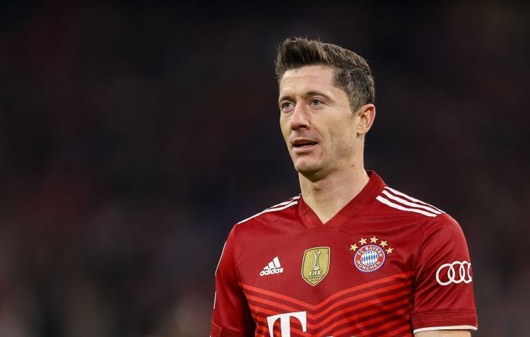 莱万多夫斯基巅峰对决，纳达尔与70激战日本队分钟，战术调整胜负难料！