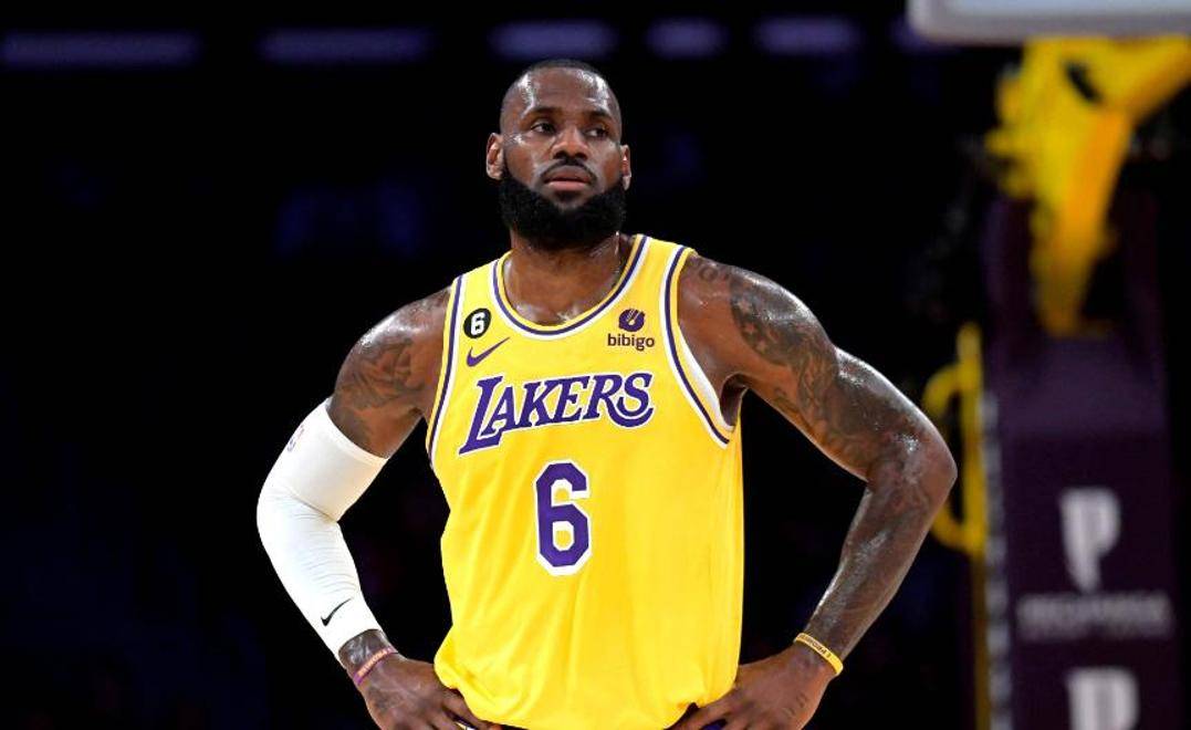 詹姆斯回归赛场，关键助攻首场状态亮眼，MAD观众沸腾！