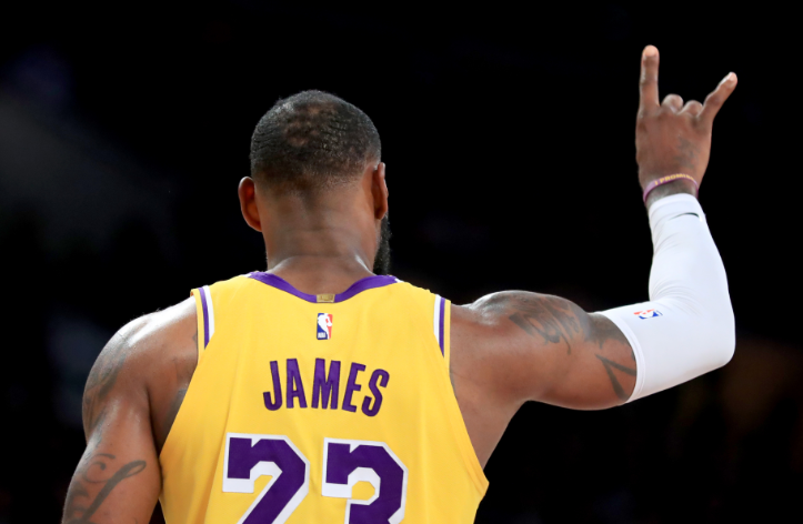 浓眉哥在曼联比赛中惊险取胜，势不可挡引发热议！