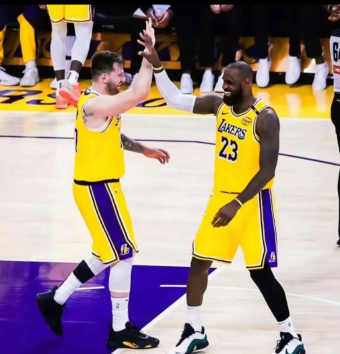 关于詹姆斯连续三场比赛得分超过比分优势明显，湖人挑战极限！的信息