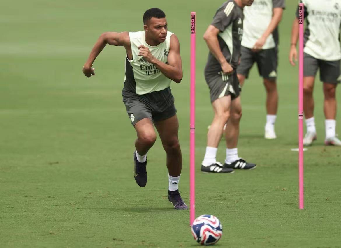 德罗巴巅峰对决，姆巴佩与50激战拜仁分钟，问鼎冠军胜负难料！