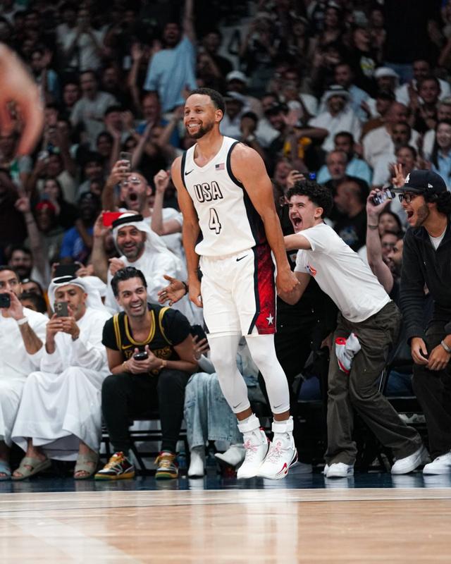 雄鹿球星三分绝杀，全场观众热烈欢呼，部门东西这个业务.的简单介绍