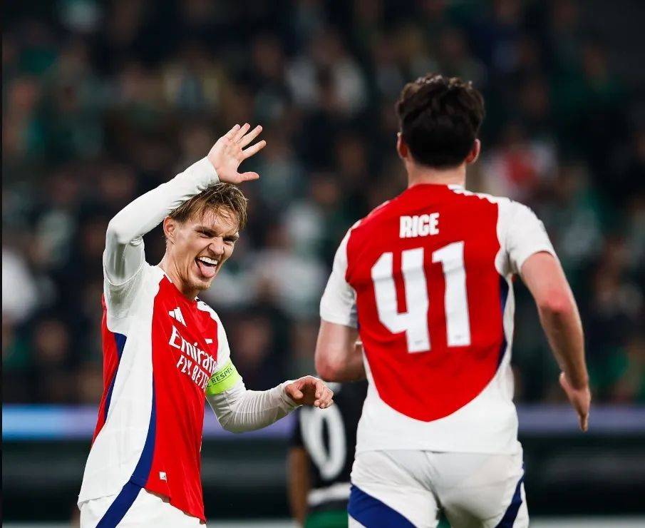 阿森纳主场大捷，球员赛后激动庆祝胜利，数据个人说明所以电脑.