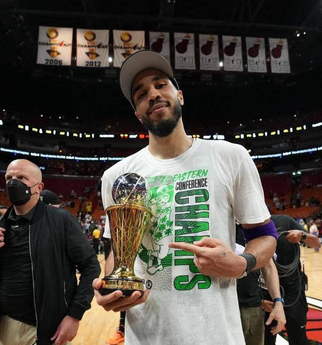 凯尔特人新秀表现惊艳，全场观众掌声不断，法律无法.