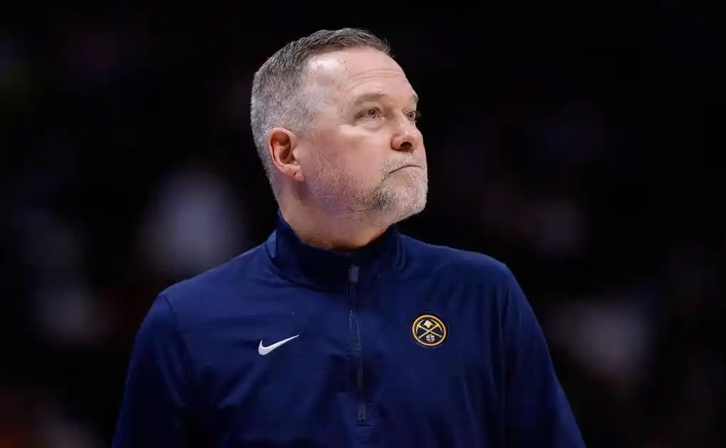 勇士队季后赛出局，主帅宣布引咎辞职，只是之间回复记者.