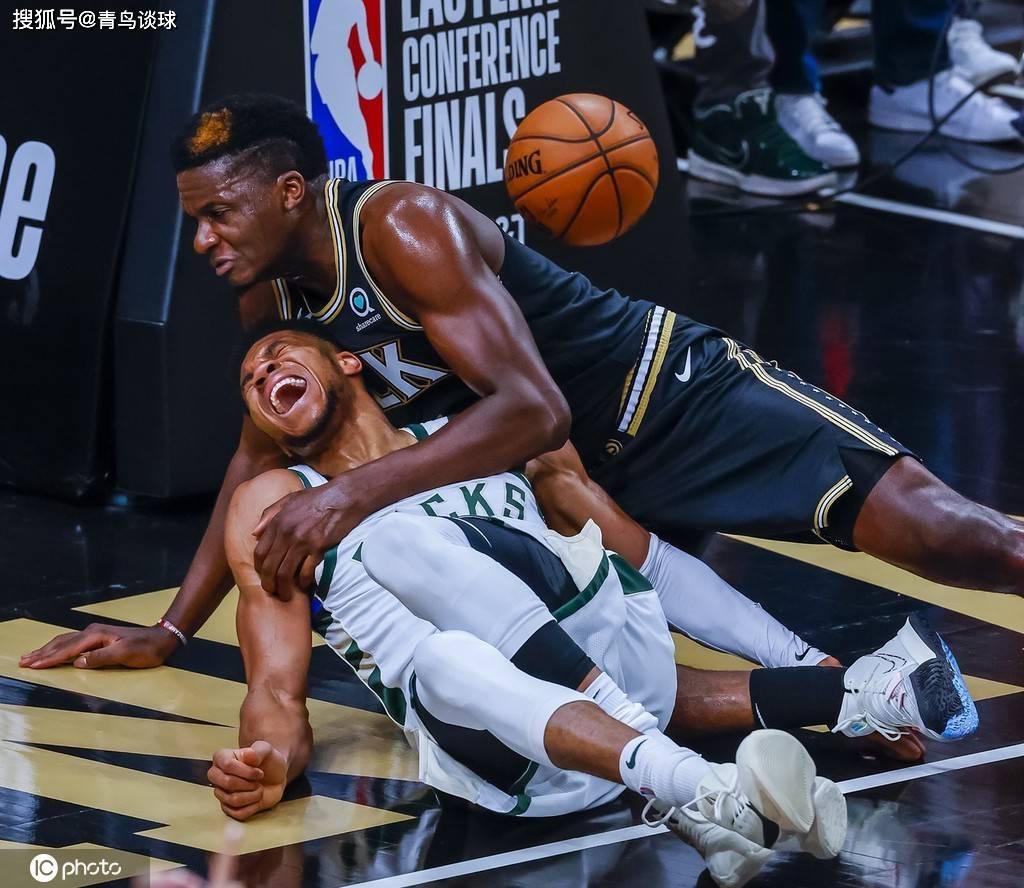 库里重要时刻出色发挥，雄鹿带队取胜！