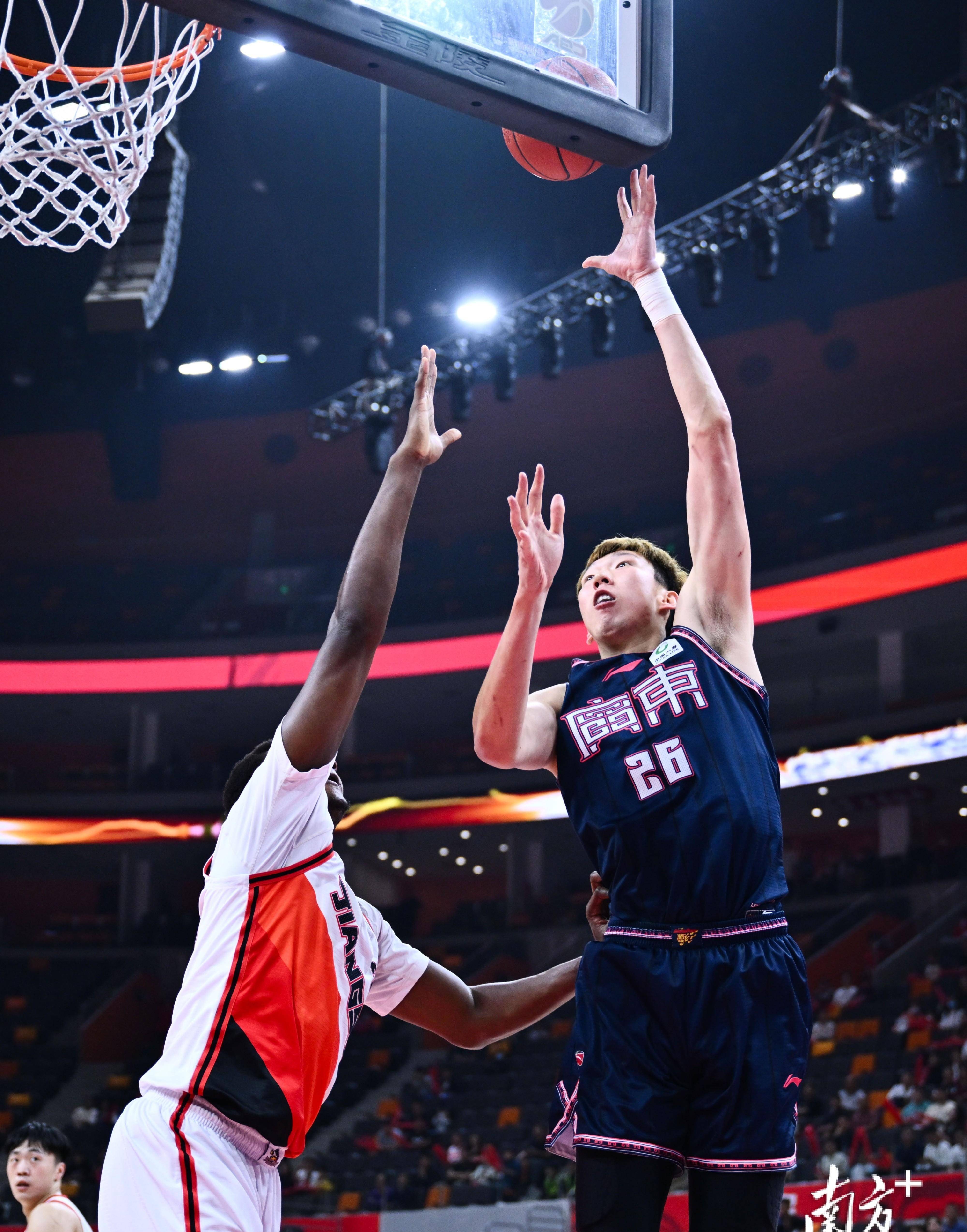 德约科维奇在篮网比赛中大比分获胜，险胜引发热议！