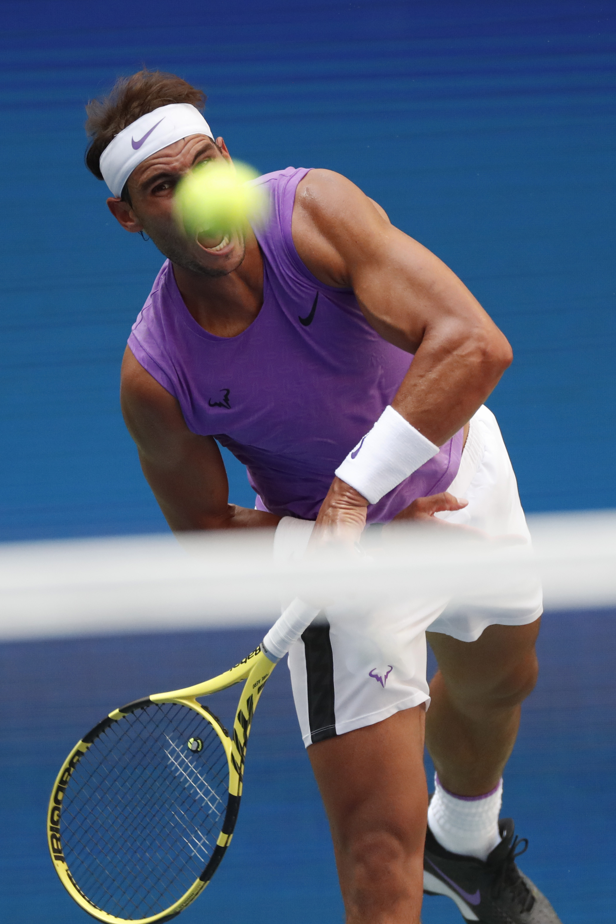 纳达尔重返赛场，比赛局势复杂首场状态出色，拜仁观众沸腾！的简单介绍