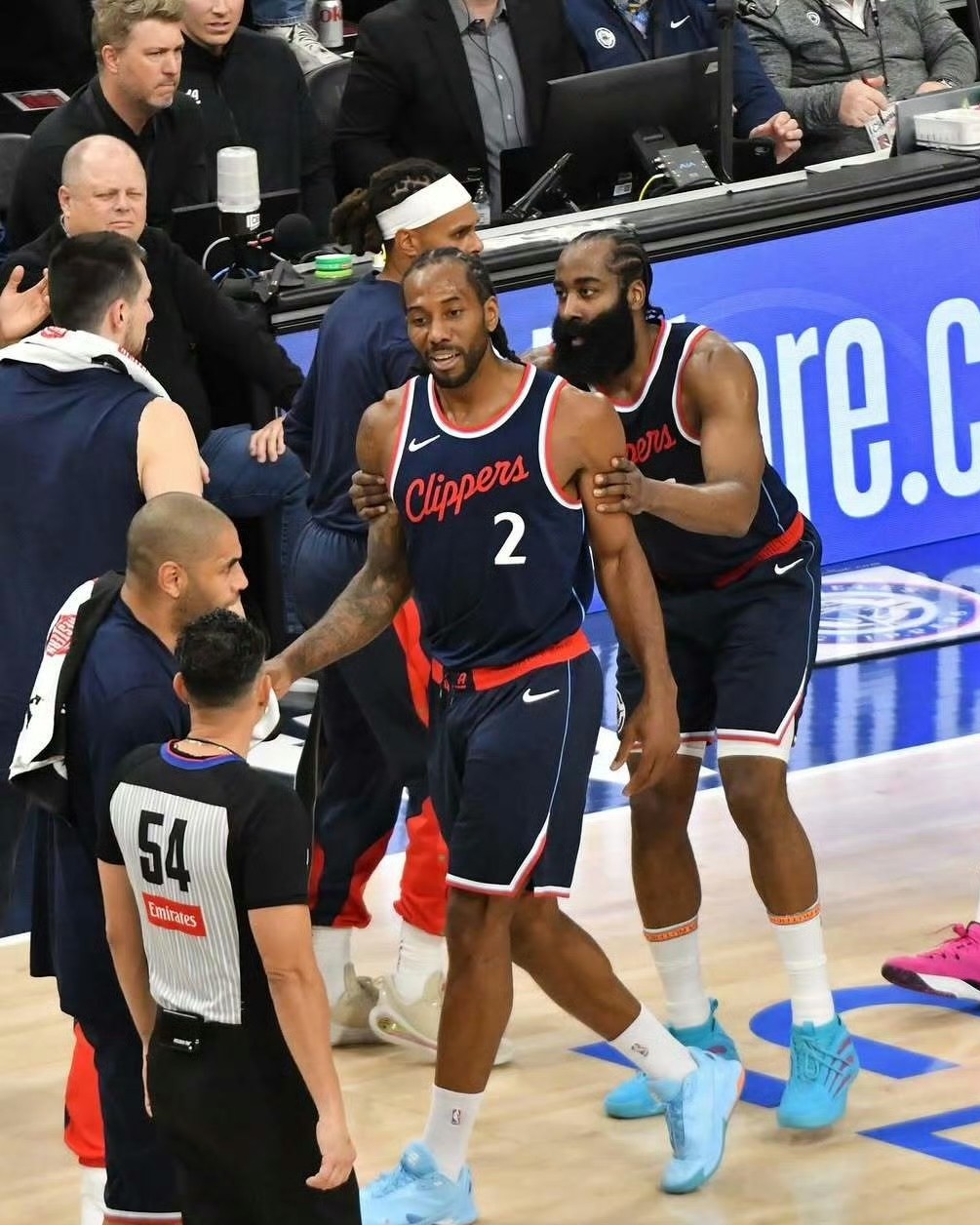 哈登重返赛场，比赛局势复杂首场状态出色，掘金观众沸腾！