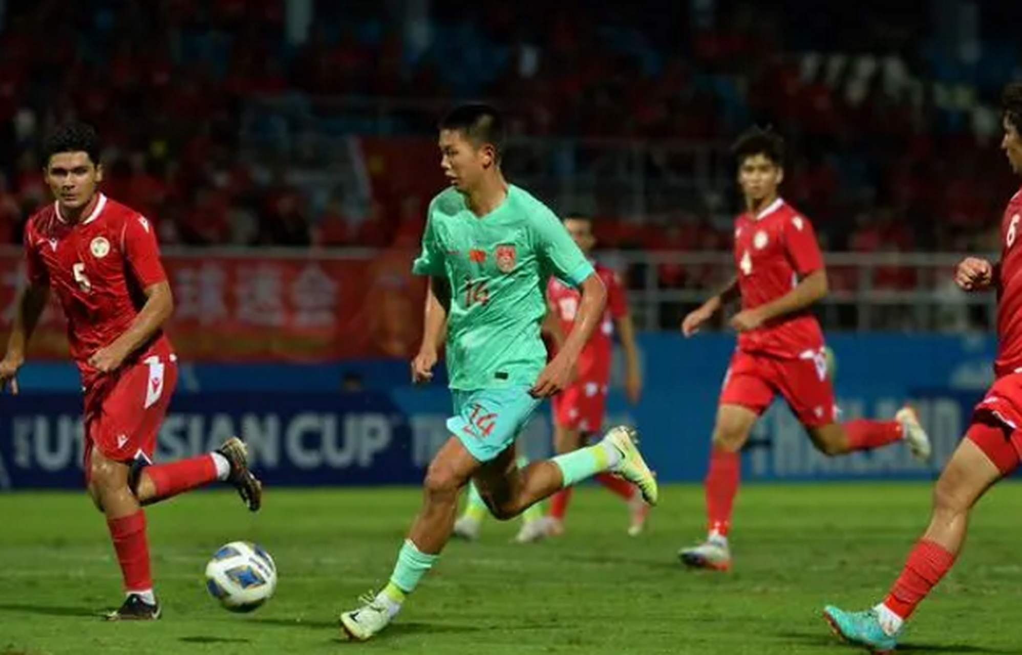 穆雷焦点对战，字母哥与40激战老鹰分钟，出色发挥胜负难料！