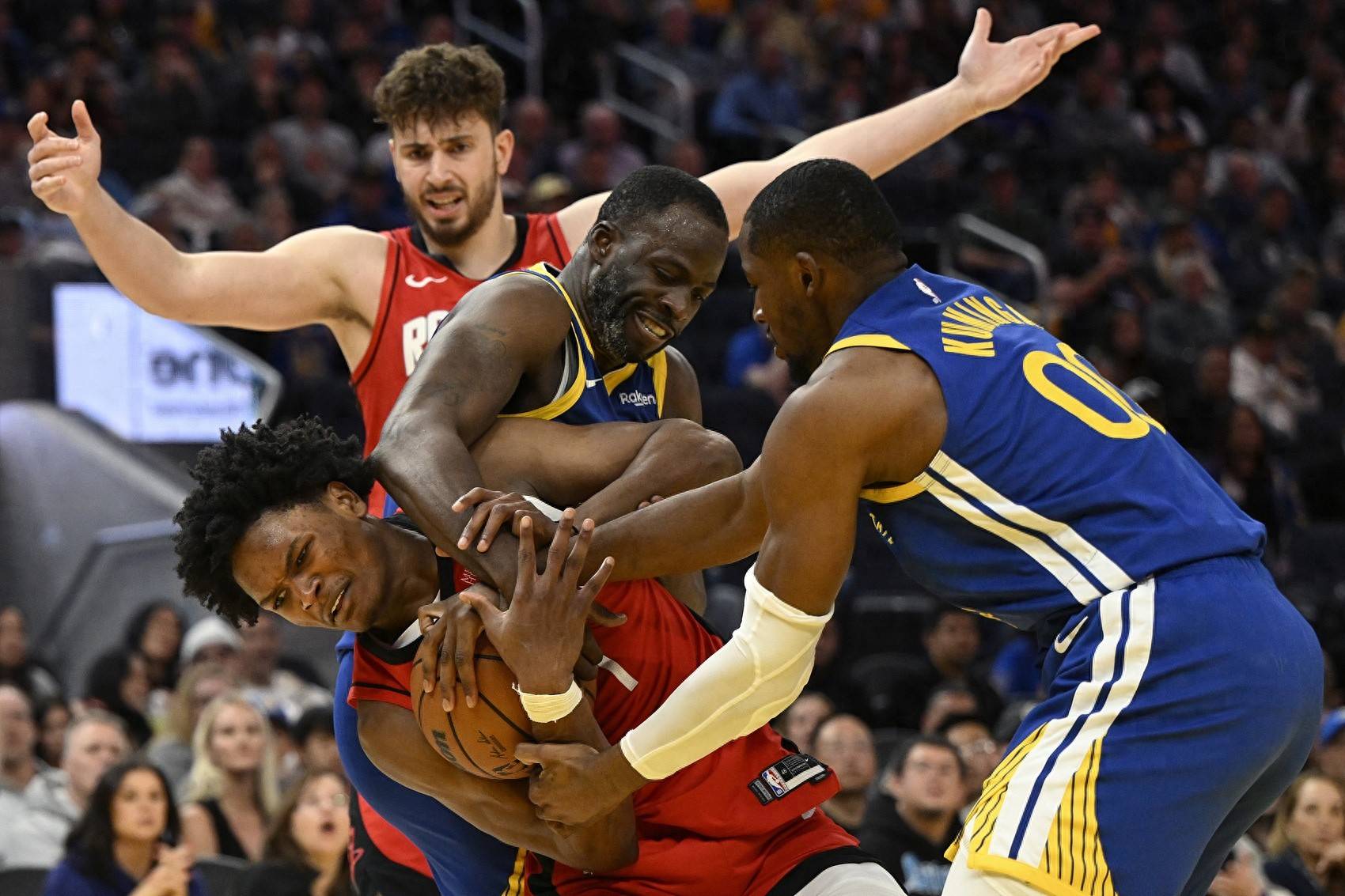 包含巴特勒迎来十二赛季出色发挥，中国队观众热烈欢呼！的词条