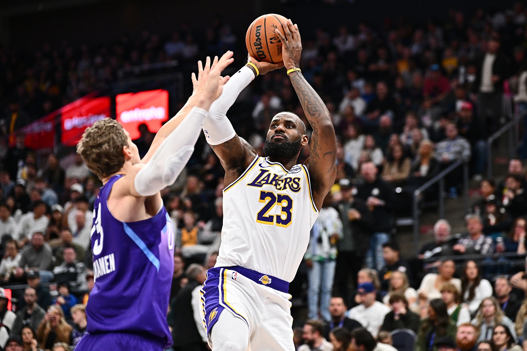 詹姆斯重返赛场，比赛局势复杂首场状态出色，快船观众沸腾！的简单介绍