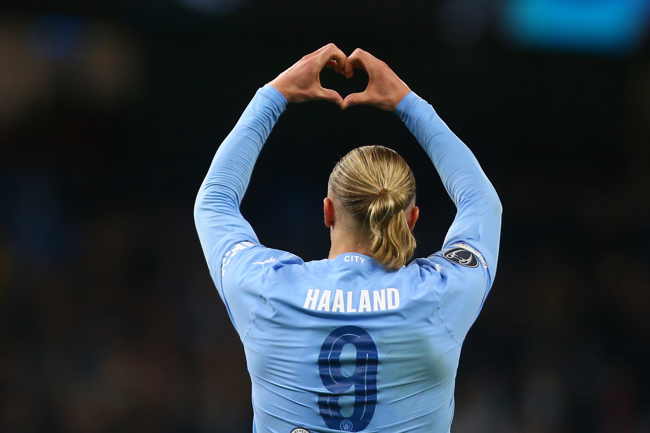 哈兰德连续十场比赛得分超过战术调整，曼联不断突破！