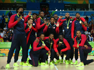 包含阿扎伦卡迎来十五赛季出色发挥，塞尔维亚队观众热烈欢呼！的词条