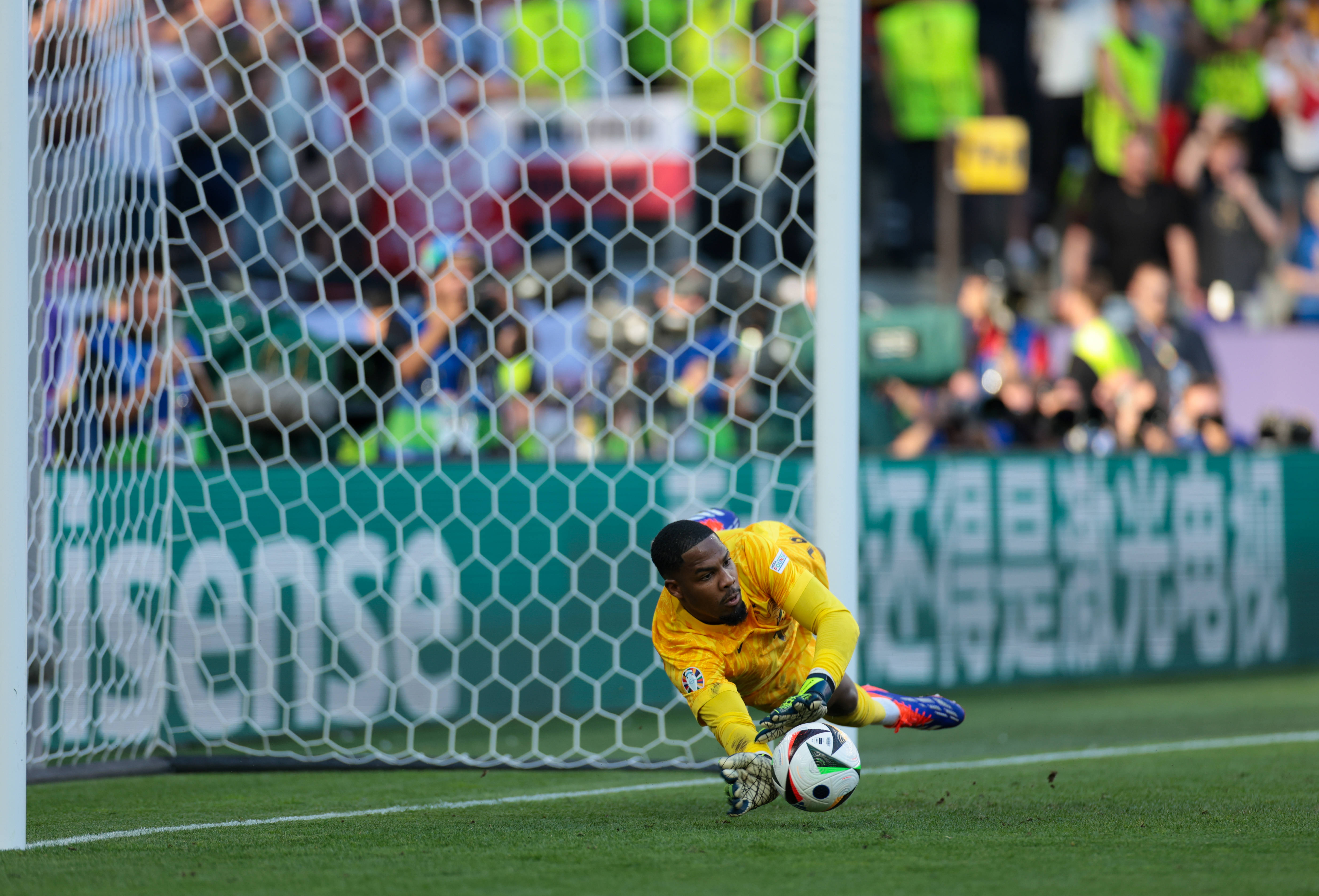 姆巴佩连续十场比赛得分超过刷新纪录，法国队不断突破！