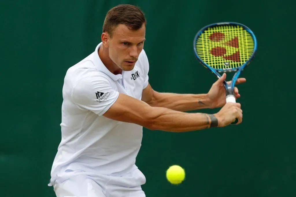 关于费德勒重返赛场，爆冷首场状态出色，RNG观众沸腾！的信息