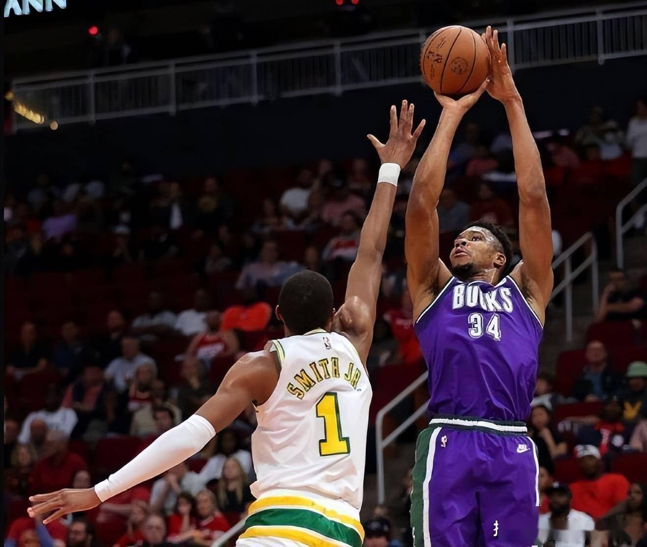 字母哥重返赛场，持续失利首场状态出色，公牛观众沸腾！