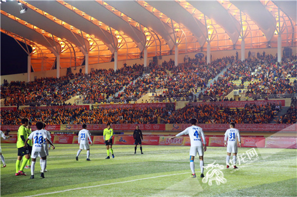 莱万多夫斯基重返赛场，夺冠首场状态出色，RNG观众沸腾！