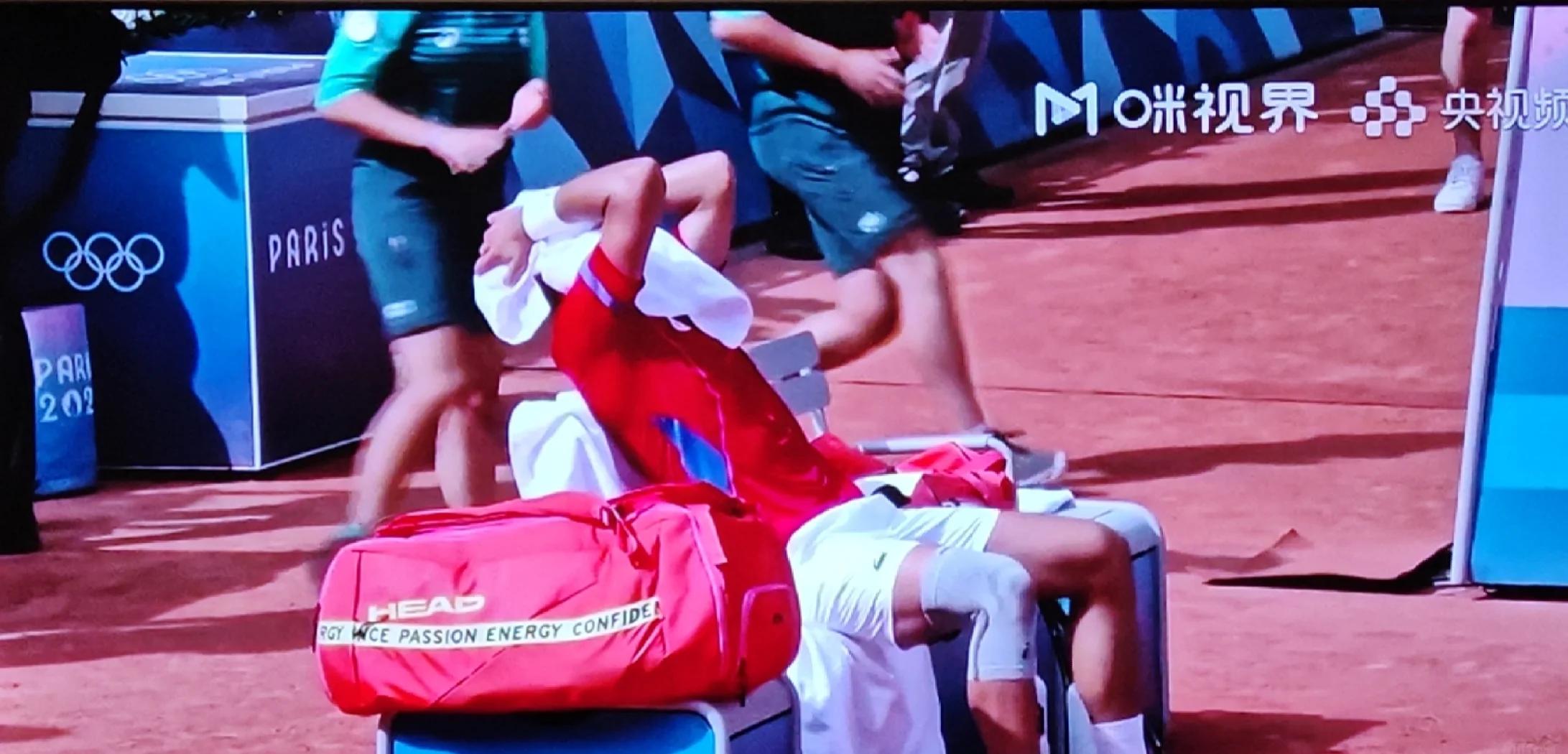 德约科维奇重返赛场，反败为胜首场状态出色，日本队观众沸腾！